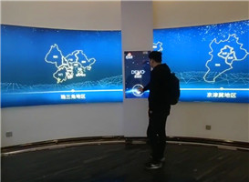 「弧(hu)形滑軌屏」-滑軌屏系統安裝(zhuang)定制(zhi)-展廳(ting)滑軌電視軟件