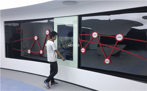互动滑轨屏应用于科技展厅设计_互动体验