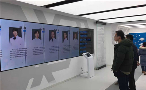 参观者可通过触控一体机与多媒体交互技术装置-拼接屏进行互动_展厅应用