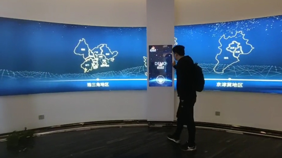 「弧形滑轨屏」-滑轨屏系统安装定制-展厅滑轨电视软件