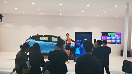 移动透视轨道屏_落地滑轨屏_广泛应用在汽车和设备展示行业