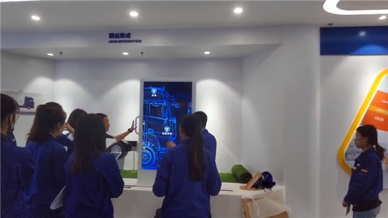 徐工汽车中心_落地滑轨屏_摩拓为多媒体产品