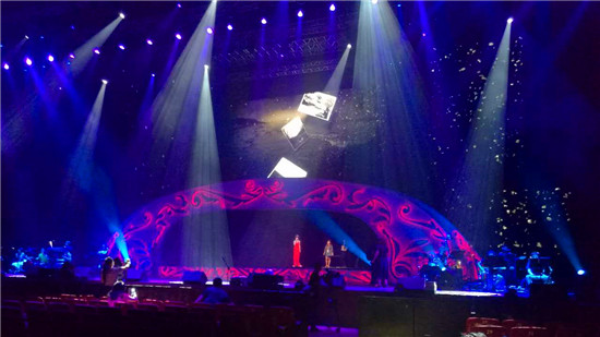 180度全息投影_邓丽君再现3D演唱会