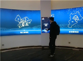 「弧形滑轨屏」-滑轨屏系统安装定制-展厅滑轨电视软件
