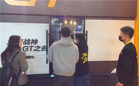 摩拓为手动透明滑轨屏助力realme品牌手机展会