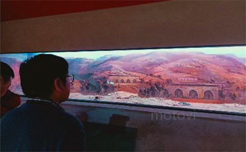 展览展示现场参观者观看透明屏三维图像_不需要佩戴任何设备