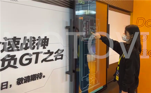 互动滑轨屏_展会现场应用案例_MOTOVI
