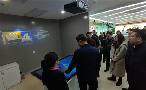 物体识别漫游桌应用于数字展厅_展厅现场参观图（局部）_MOTOVI摩拓为工程案例