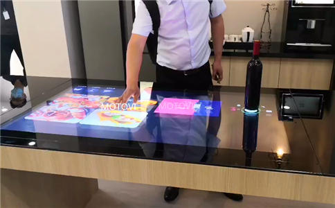 物体识别桌应用案例_参观者进行互动体验