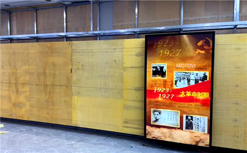 科技馆中_摩拓为滑轨屏应用案例_正测试安装