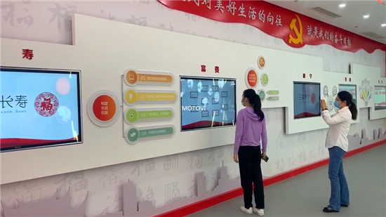 透明广告柜_摩拓为多媒体交互技术应用案例