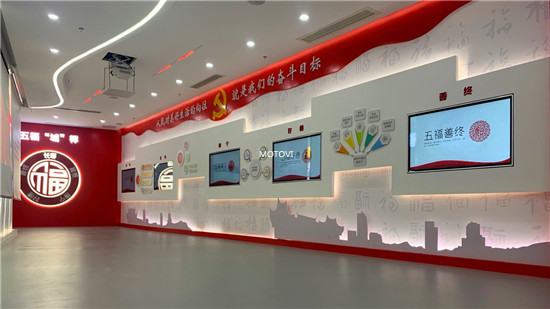 透明广告柜_摩拓为多媒体交互产品