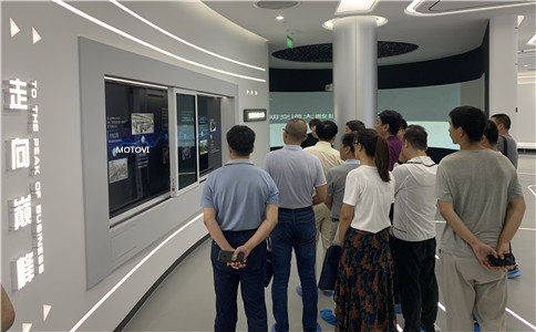 滑轨屏应用于数字展厅_现场参观者体验案例