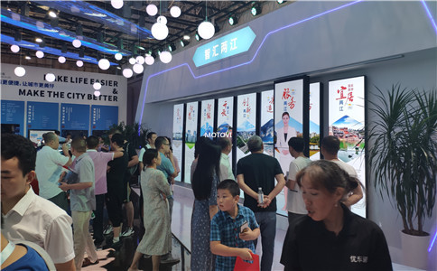 滑轨屏＋虚拟主持人应用于数字展厅_现场参观者体验案例（局部图）