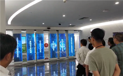展厅应用互动滑轨屏_参观者能够深入了解展项更多的特色_炫酷的体验
