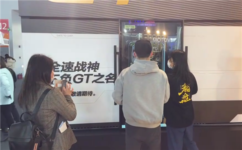 滑轨屏定制_手机展会应用案例