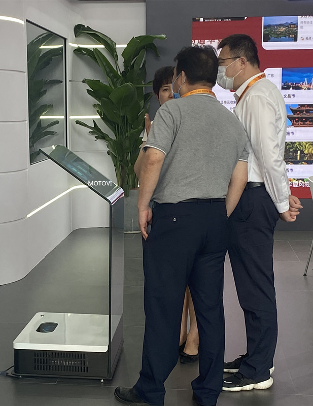 展示多媒体交互技术_空灵水晶讲台应用于展会