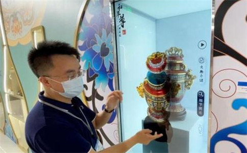 在北京展区，观众通过透明屏、互动程序等数字化技术，了解国礼《和平尊》背后的文化故事。