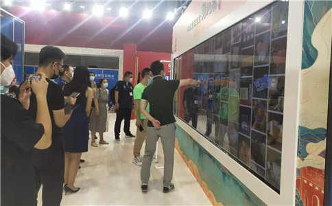 极具互动趣味性的百变屏吸引众多观众驻足体验（局部图）