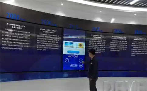 参观者通过滑轨屏体验展项亮点