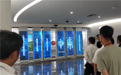 滑轨屏_开合滑轨屏（现场参观图）