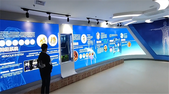 移动透明滑轨屏案例展示_反腐倡廉党建展厅案例_摩拓为提供技术支持