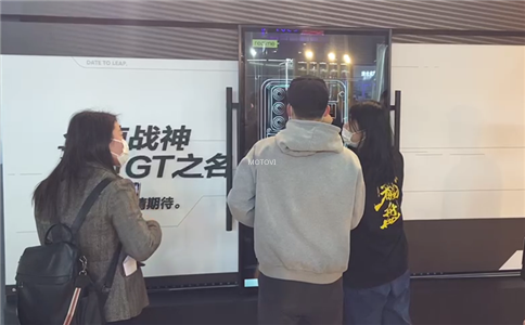 滑轨屏应用于手机展会现场
