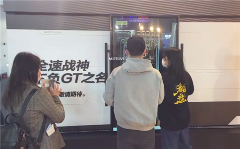 滑轨屏应用于展会现场_互动体验