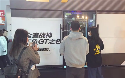 滑轨屏（滑轨电视）应用于数字展厅设计（现场互动体验图）
