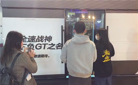 展厅现场参观者通过滑轨屏互动装置了解展品亮点