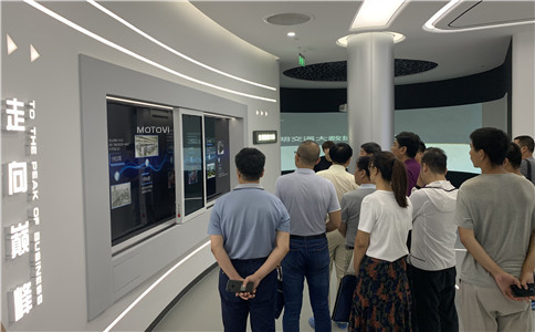 滑轨屏互动装置应用于数字展厅设计_现场互动体验