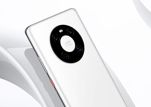 相机方面，华为 Mate40E 前置 1300 万像素超感知摄像头（广角，f / 2.4 光圈）