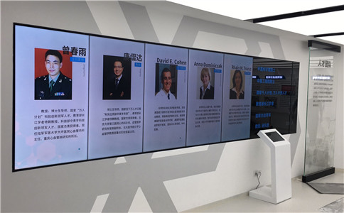 参观者可通过触控一体机与多媒体交互技术装置-拼接屏进行互动