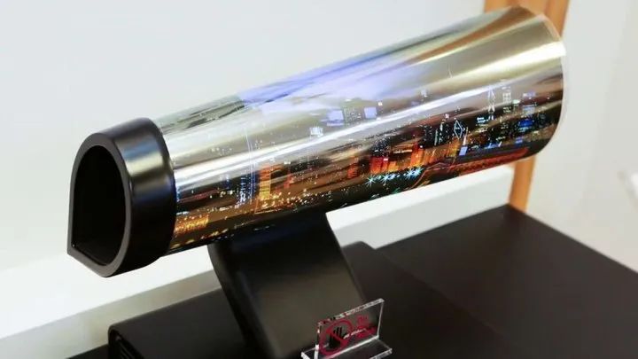 轻薄、折叠、弯曲，这些屏幕形态都离不开 OLED 屏本身的结构特性