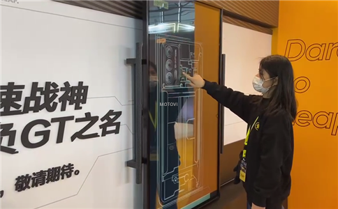 滑轨屏系统应用案例_现场参观者进行互动体验