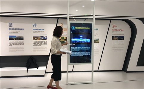 展厅手推滑轨屏互动装置_参观者体验（局部图）